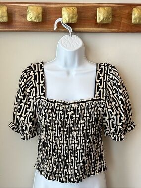 🟢 5 for $25 🟢 Boho Cottagecore Smocked Puff Sleeve Crop Top Monochrome Geo Size